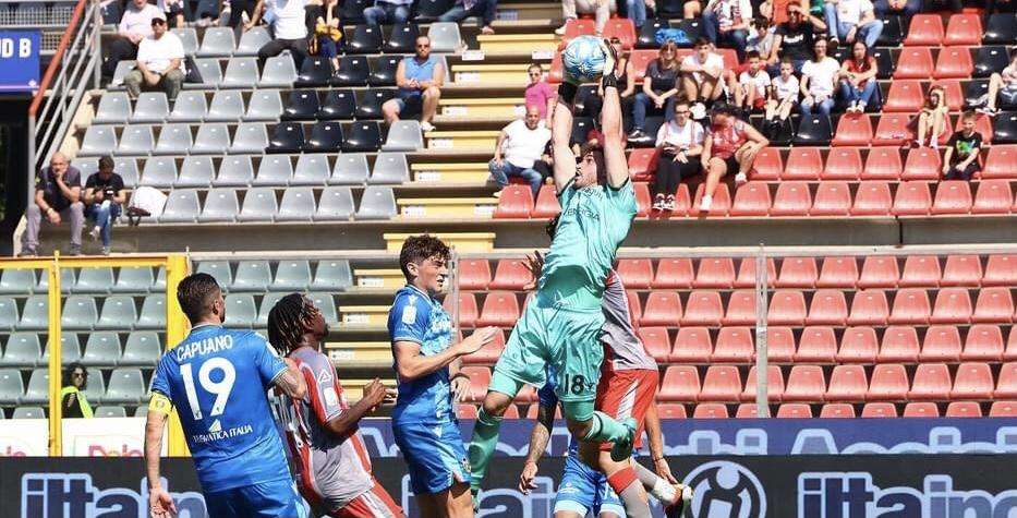 Tommaso Vitali in presa aerea ( foto  da Facebook della Ternana ) torna a difendere la porta rossoverde