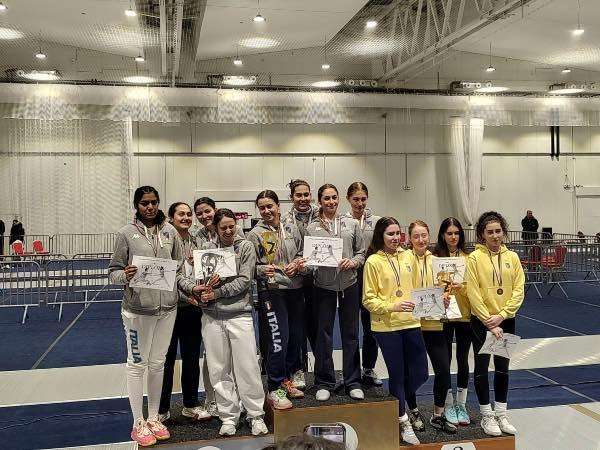 Sofia Quirini sul podio insieme alle compagne di squadra di Italia 1