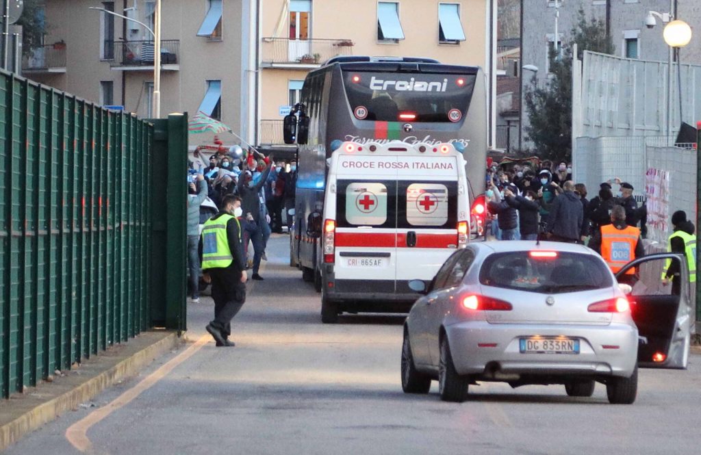 Le fere escono tra gli applausi-VIDEO