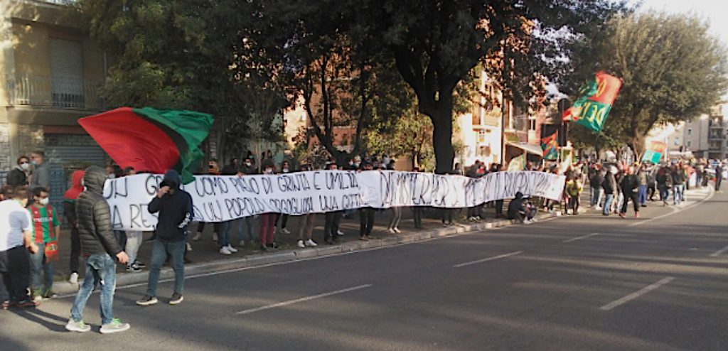 Lo striscione della Nord per Lucarelli