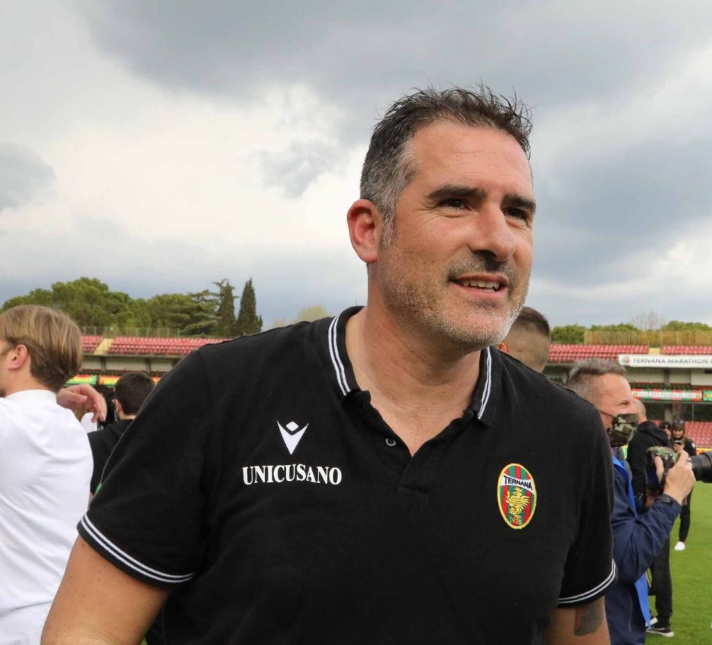 Lucarelli verso la panchina del Catania