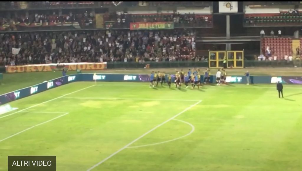 La Curva Nord festeggia le Fere dopo la brillante vittoria contro il Parma