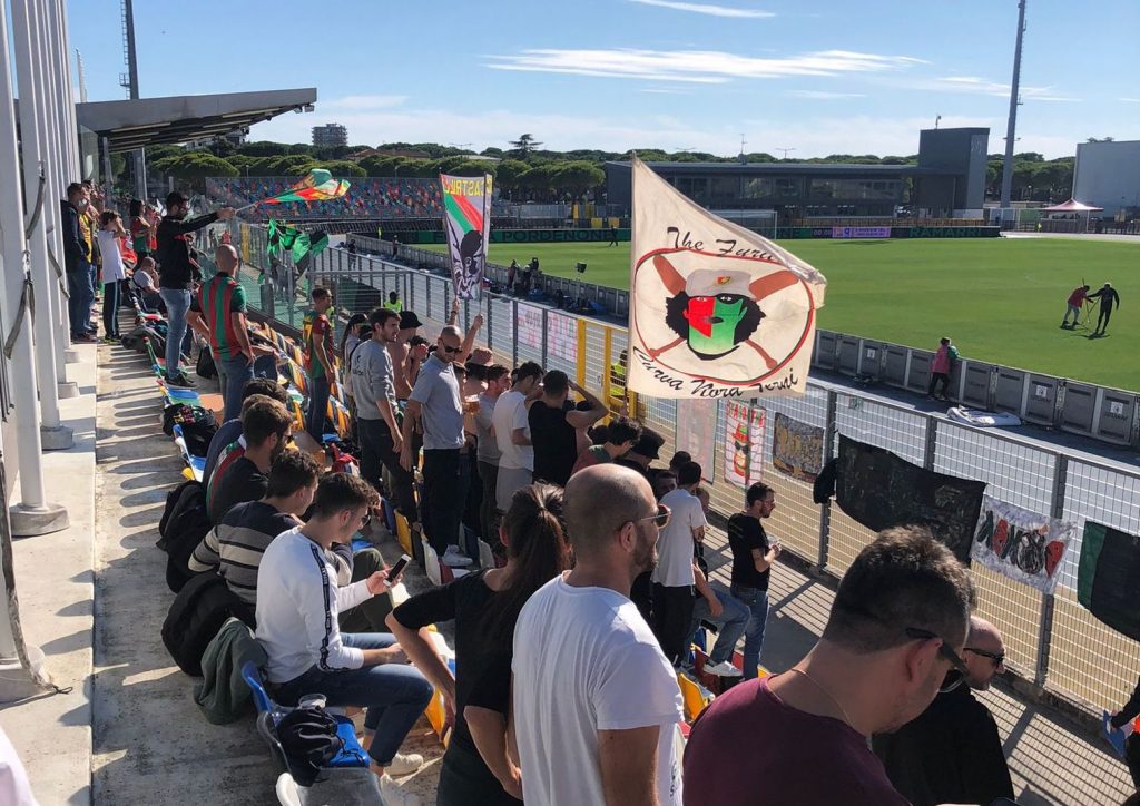 Ternana, il saluto della squadra ai tifosi a Lignano Sabbiadoro-Video
