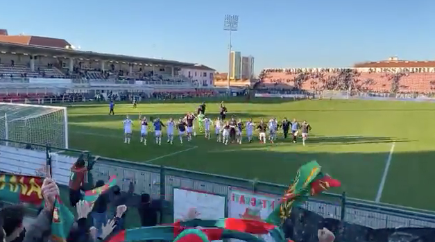 Tifosi rossoverdi esultanti a fine partita-VIDEO