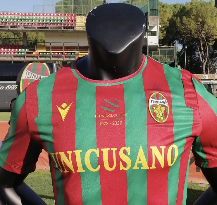 Ternana, il sole bacia le nuove maglie alla presenza degli eroi della serie A