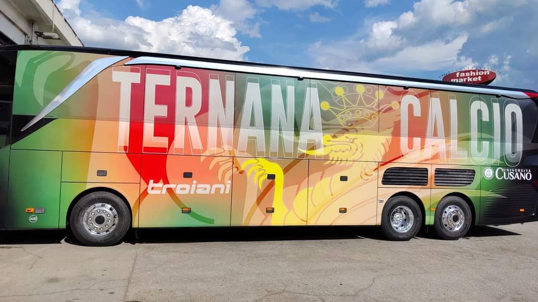 Ternana, cambia look il pullman delle Fere