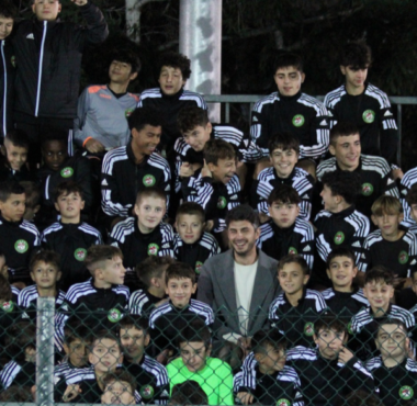 Andrea Ranocchia con i bambini del settore giovanile del Terni FC
