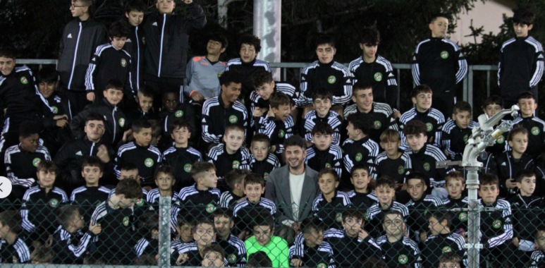 Andrea Ranocchia con i bambini del settore giovanile del Terni FC