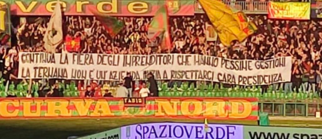 Curva Nord, striscione contro la presidenza della società rossoverde
