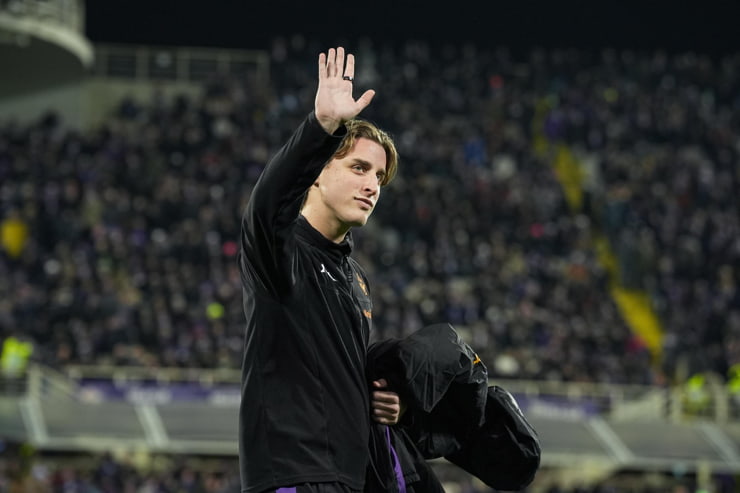 Edoardo Bove saluta i tifosi della Fiorentina - Foto Lapresse - Ternanatime.com