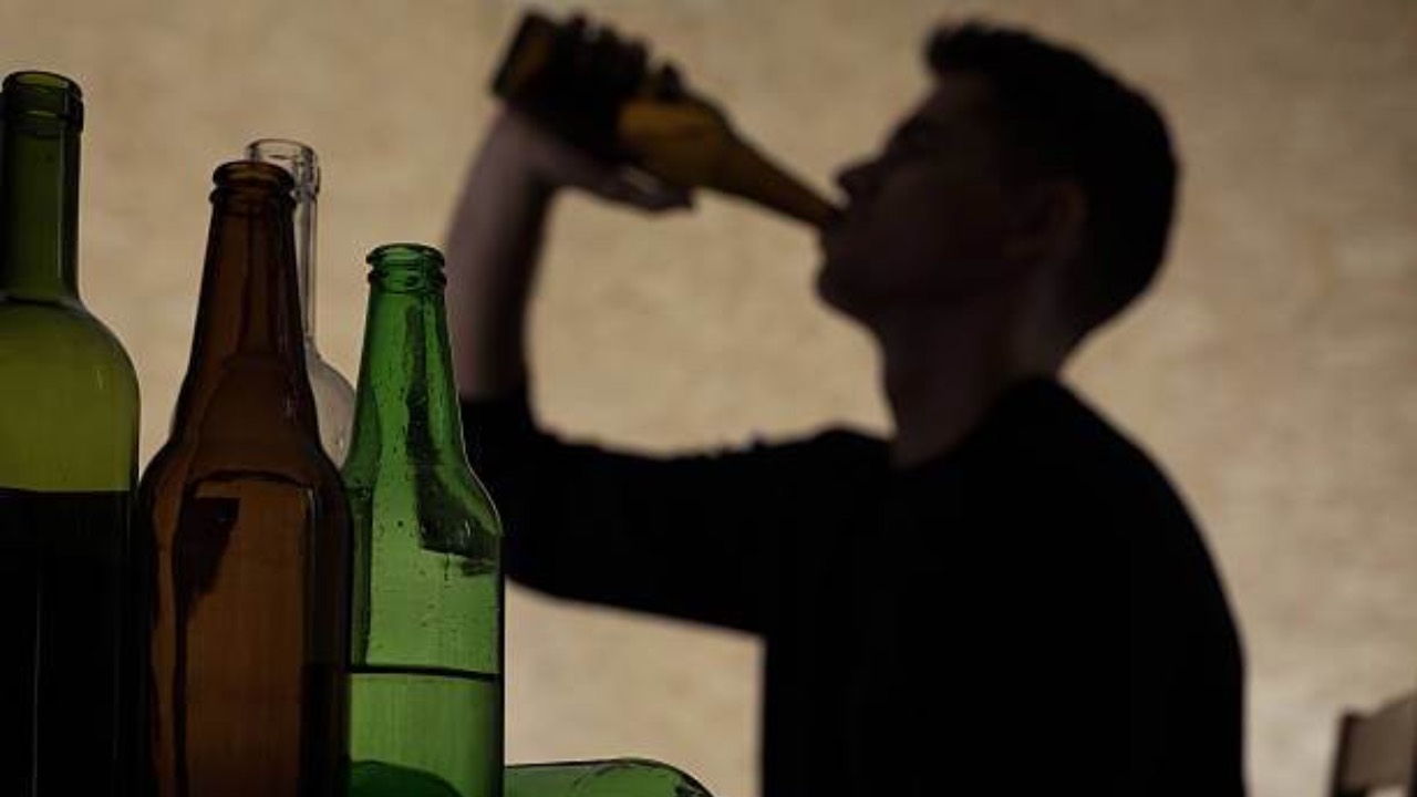 Uomo che beve