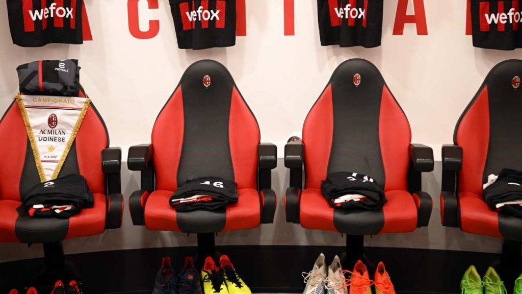 La situazione è degenerata: Milan, lo spogliatoio crolla a pezzi | “Mi hanno attaccato al muro”