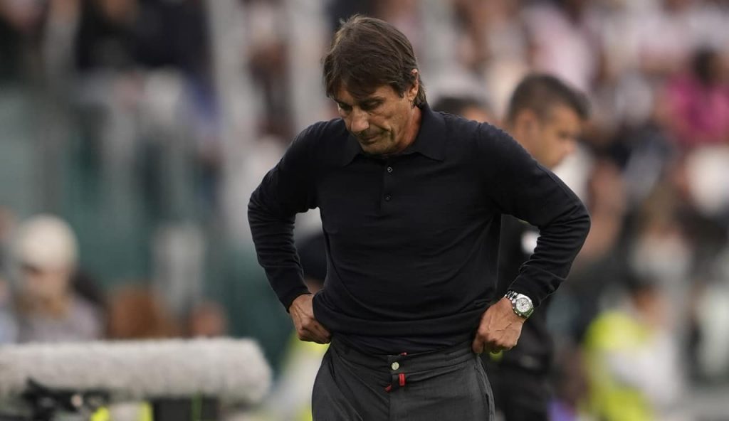 Napoli, il bollettino è drammatico: “6 mesi di stop” | Lo rivediamo forse a Natale, la reazione di Antonio Conte