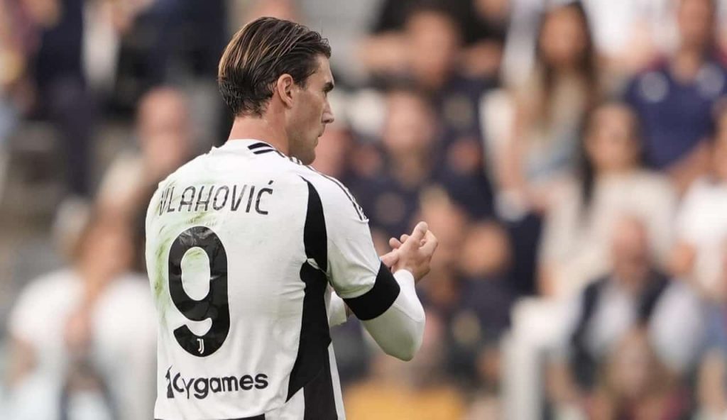 Clamoroso Vlahovic: dopo Kolo Muani, ha fatto fuori un altro attaccante | Lui in campo e l’altro a casa a guardare