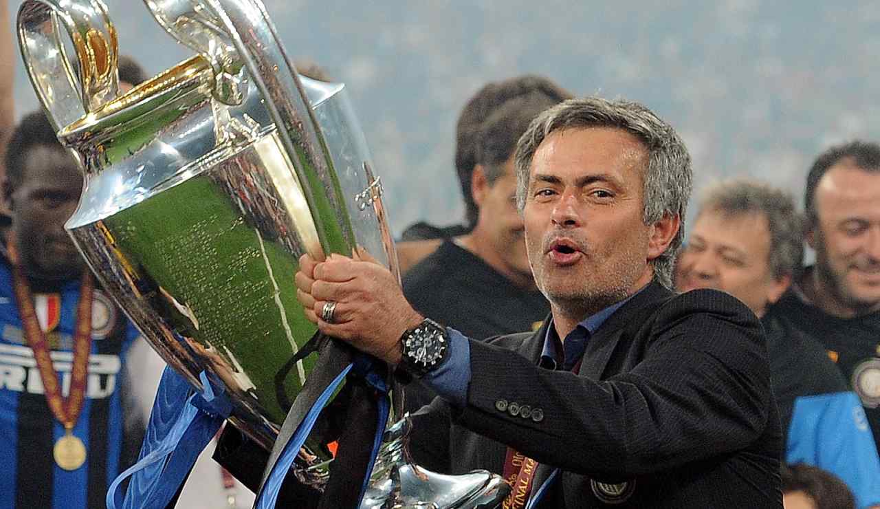 Mourinho con la Champions vinta alla guida dell'Inter