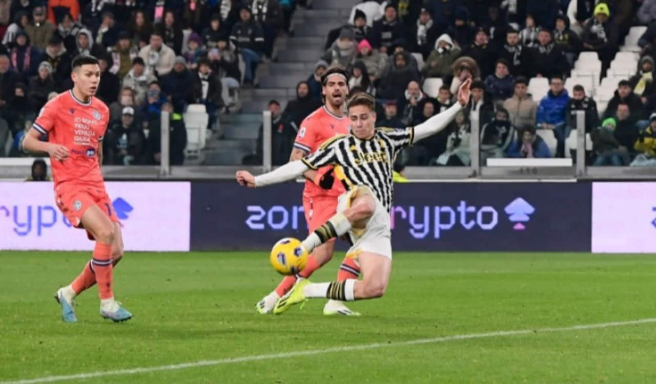 Il numero 10 bianconero al tiro - Foto Lapresse - Ternanatime.com