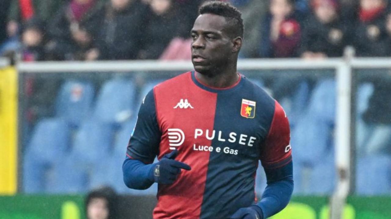 Balotelli con la maglia del Genoa
