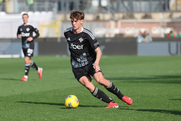 Nico Paz in campo con la maglia del Como - Foto Lapresse - Ternanatime.com