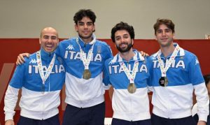 Il quartetto azzurro con al collo la medaglia conquistata ( foto Federscherma )