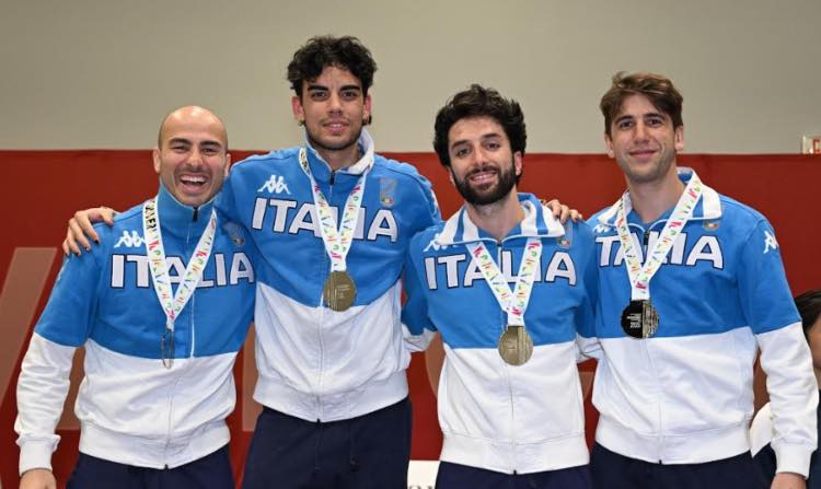 Il quartetto azzurro con al collo la medaglia conquistata ( foto Federscherma )