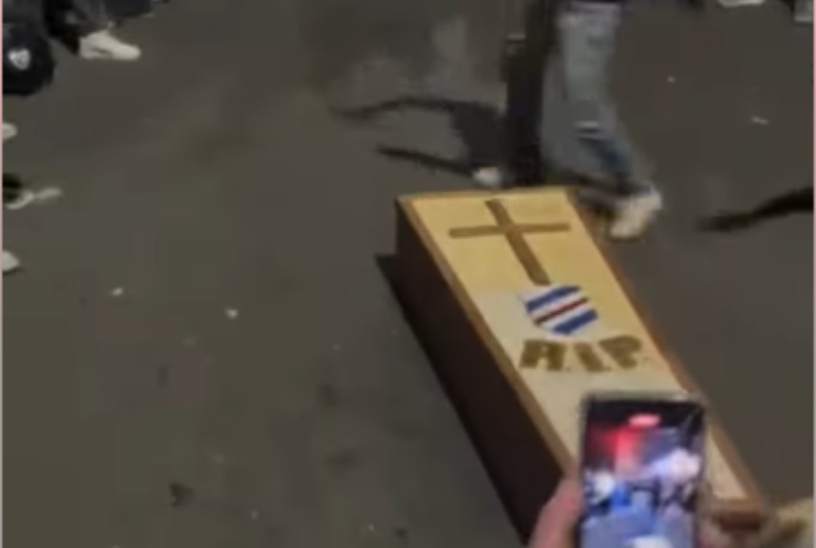 I tifosi del Genoa fanno il funerale alla Samp