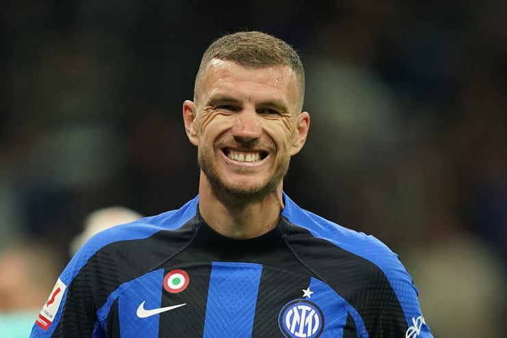 Edin Dzeko in campo con la maglia dell'Inter - Foto Lapresse - Ternanatime.com