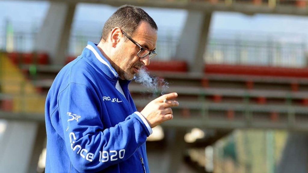 Ultim’ora: Sarri l’ha fatto fuori con la sigaretta in bocca | Primo epurato della nuova Lazio