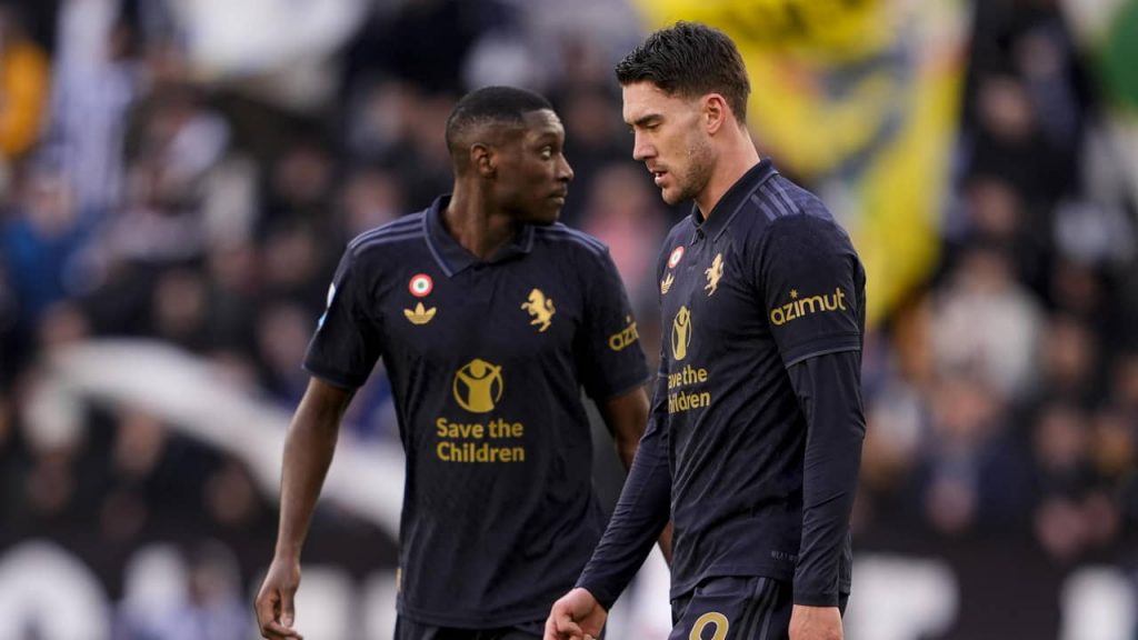 Vlahovic in rossonero, Kolo Muani bianconero: Juve, obbligo + riscatto, ma c’è una data limite col PSG