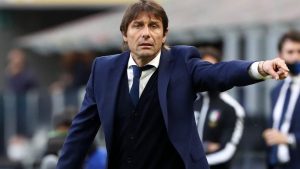 Antonio Conte mastica amaro