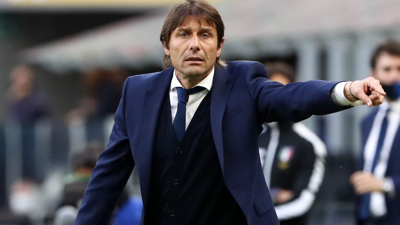 Antonio Conte mastica amaro