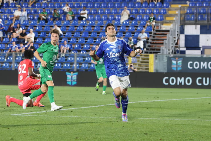 Azon a segno con la maglia del Como - Foto Lapresse - Ternanatime.com