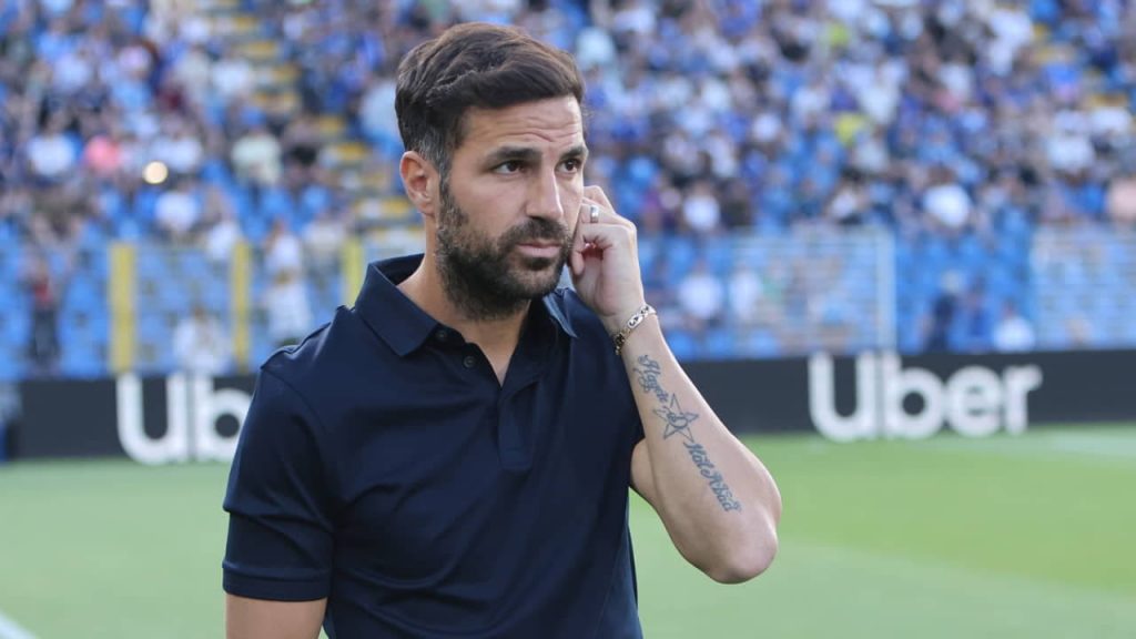 “Volevo restasse con me, ma ha scelto di andarsene”: Fabregas svela tutto, l’attaccante se ne va in PREMIER LEAGUE