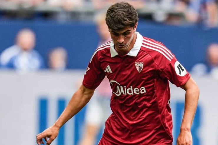 Janlu Sanchez in campo con la maglia del Siviglia - Foto dal suo profilo Instagram - Ternanatime.com