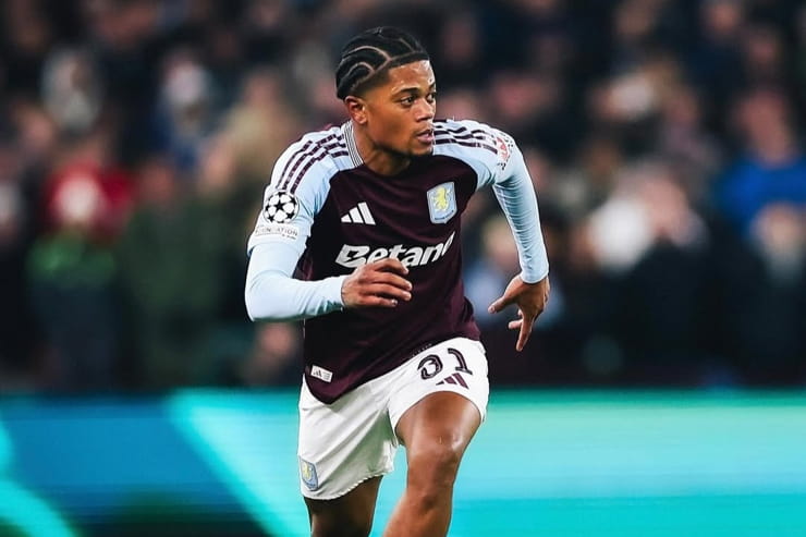 Leon Bailey in campo con la maglia dell'Aston Villa - Foto dal suo profilo Instagram - Ternanatime.com