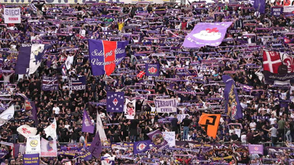 “Sbattetelo subito in galera”: prima mette in vendita la moglie, poi la macchina I Scandalo hot Fiorentina, il difensore nei guai