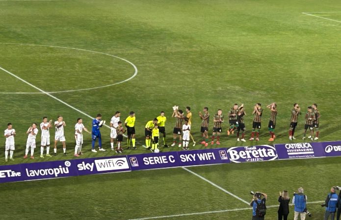 La serata al Liberati: cori, striscioni, calo spettatori e campo inguardabile