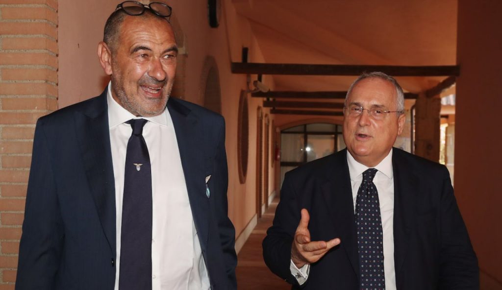 “Maurizio, ora non hai scuse”: Lotito spiazza Sarri e gli compra il SALVAGENTE I Difesa sistemata d’ufficio: ora  non può nascondersi