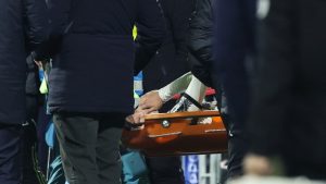 Un giocatore in barella - Foto Lapresse - Ternanatime.com