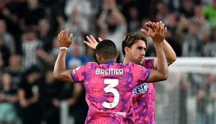 Bremer e Vlahovic si abbracciano