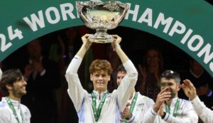 Sinner solleva al cielo la Coppa Davis