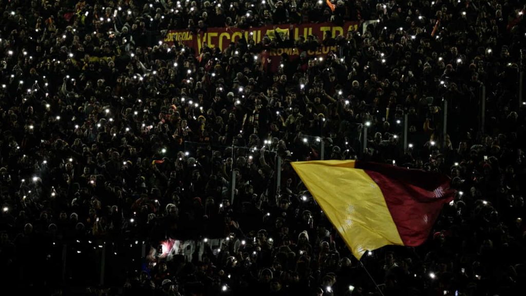 “È lui o non è lui?”: NESSUN DUBBIO, clamoroso: la grande star in mezzo ai tifosi giallorossi nel ‘settore ospiti’ I La ‘capolista’ si gode un seguace in più