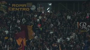 I tifosi della Roma in curva - Foto LaPresse - Ternanatime.com