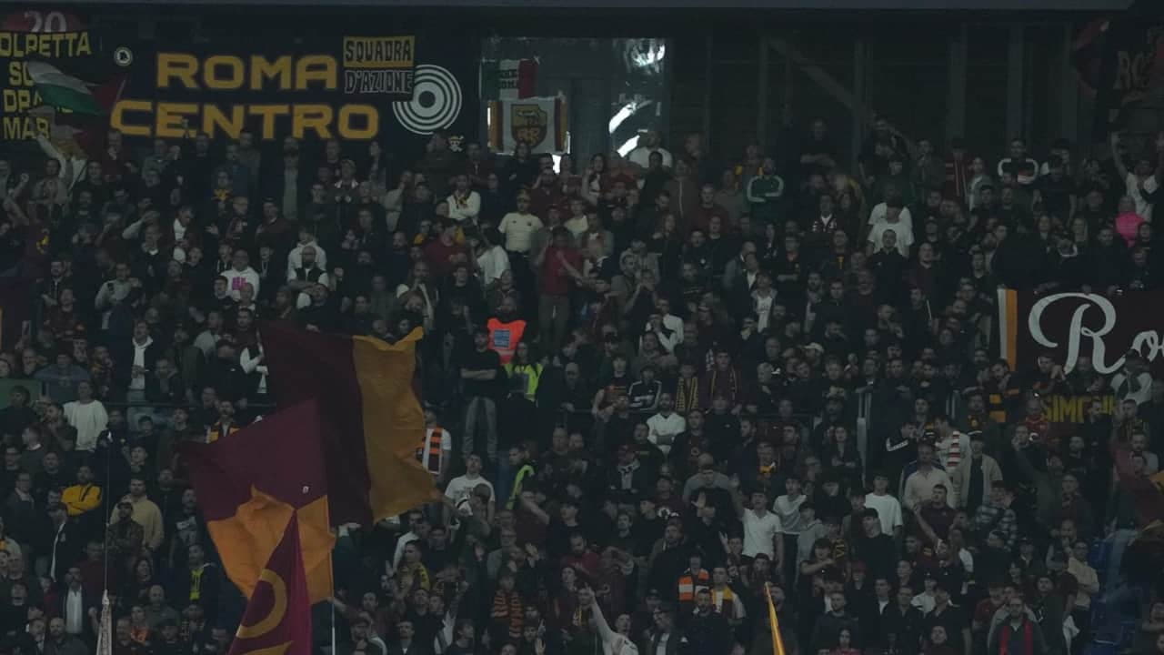 I tifosi della Roma in curva - Foto LaPresse - Ternanatime.com