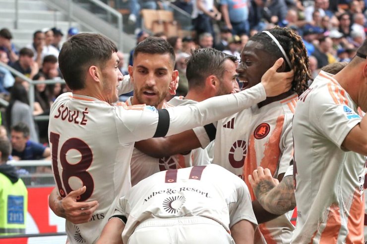 Giocatori della Roma esultano