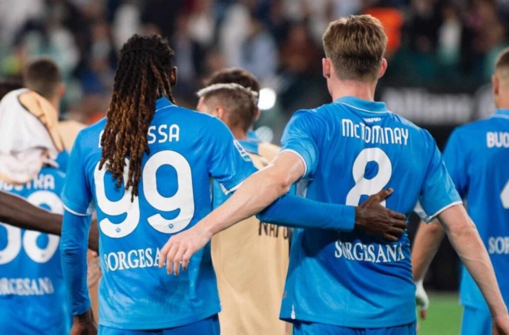 I giocatori del Napoli si abbracciano dopo un gol